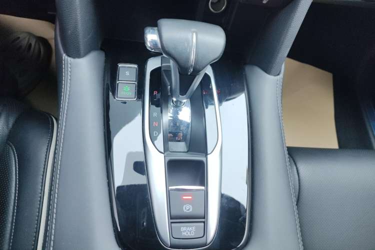 Used Honda UR-V 2017 240TURBO Two-Wheel Drive Luxury Edition China V Gear Lever