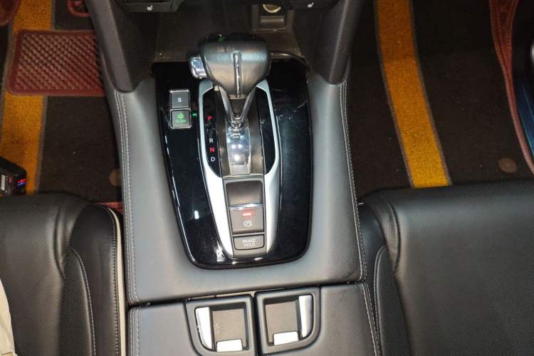 Used Honda UR-V 2017 240TURBO Two-Wheel Drive Luxury Edition China VI Gear Lever