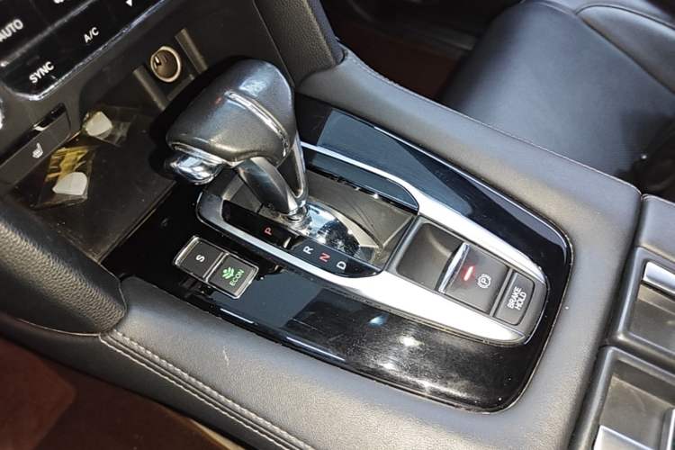 Used Honda UR-V 2017 240TURBO Two-Wheel Drive Luxury Edition China V Gear Lever