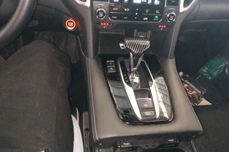 Used Honda UR-V 2017 240TURBO Two-Wheel Drive Luxury Edition China V Gear Lever