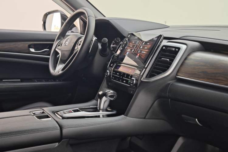 Used Honda UR-V 2017 240TURBO Two-Wheel Drive Luxury Edition China V Interior 6
