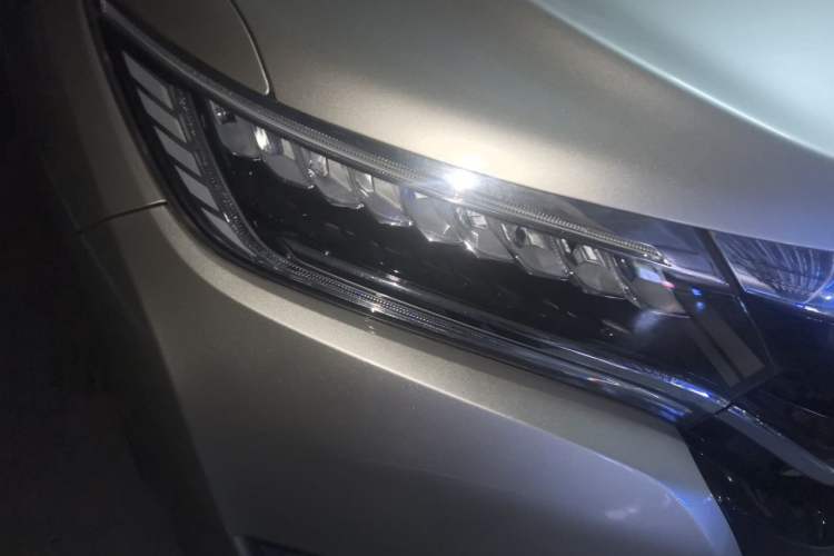 Used Honda UR-V 2017 370TURBO 2WD Prestige Edition China V Right Front Headlight