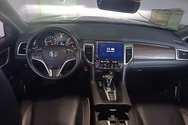 Used Honda UR-V 2017 240TURBO Two-Wheel Drive Luxury Edition China V Center Console
