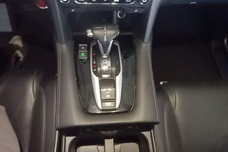 Used Honda UR-V 2017 240TURBO Two-Wheel Drive Luxury Edition China V Gear Lever