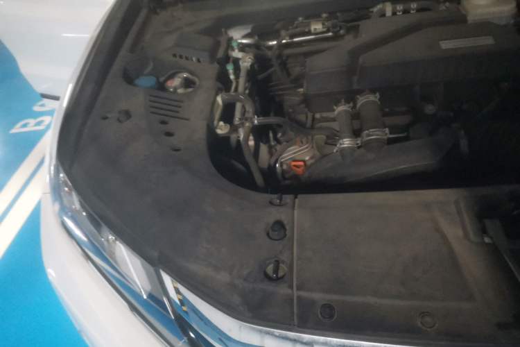 Used Honda UR-V 2017 240TURBO Two-Wheel Drive Classic Edition China V Engine Bay Right