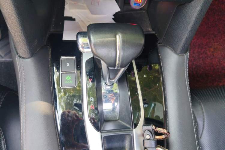 Used Honda UR-V 2017 240TURBO Two-Wheel Drive Luxury Edition China V Gear Lever