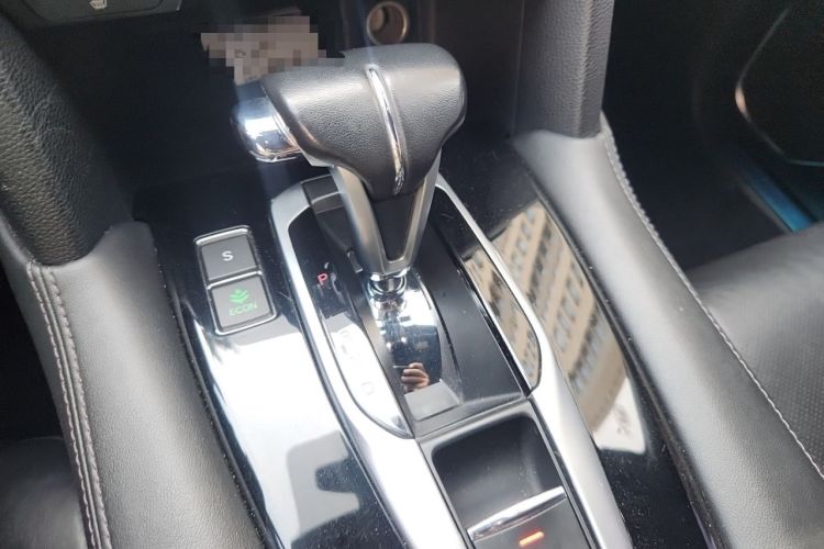 Used Honda UR-V 2017 240TURBO Two-Wheel Drive Luxury Edition China V Gear Lever