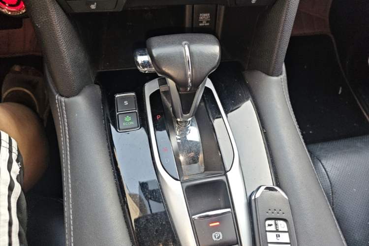 Used Honda UR-V 2017 240TURBO Two-Wheel Drive Luxury Edition China V Gear Lever