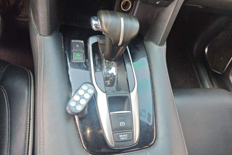 Used Honda UR-V 2017 240TURBO Two-Wheel Drive Luxury Edition China VI Gear Lever