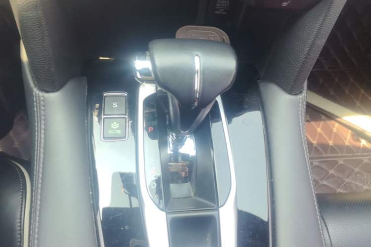 Used Honda UR-V 2017 240TURBO Two-Wheel Drive Luxury Edition China V Gear Lever