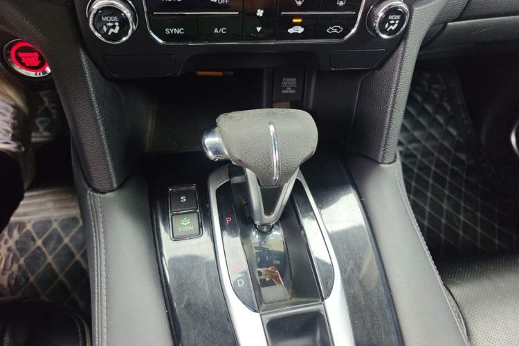 Used Honda UR-V 2017 240TURBO Two-Wheel Drive Classic Edition China VI Gear Lever