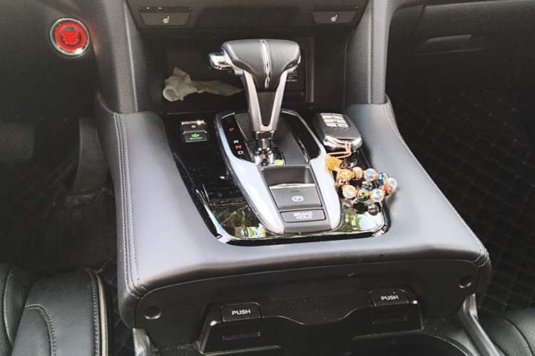 Used Honda UR-V 2017 240TURBO Two-Wheel Drive Luxury Edition China VI Gear Lever
