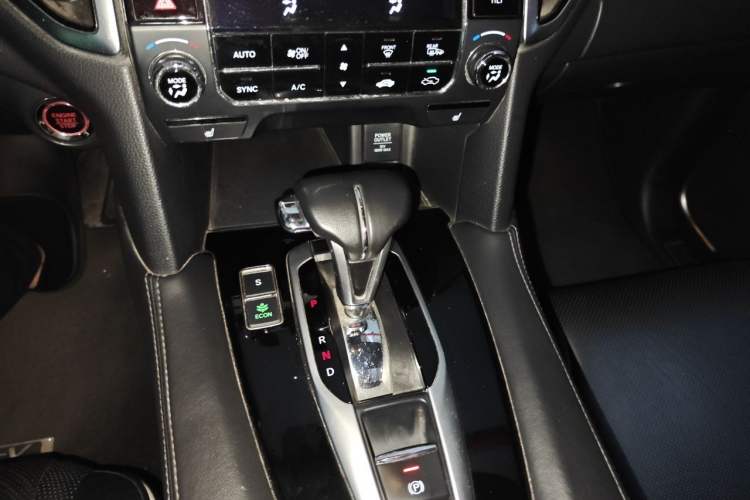 Used Honda UR-V 2017 240TURBO Two-Wheel Drive Luxury Edition China VI Gear Lever