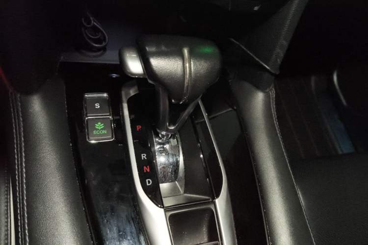 Used Honda UR-V 2017 240TURBO Two-Wheel Drive Luxury Edition China V Gear Lever
