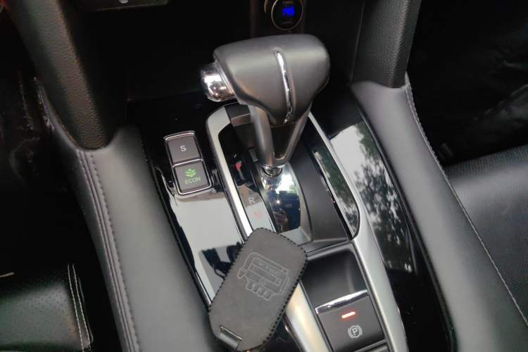 Used Honda UR-V 2017 240TURBO Two-Wheel Drive Luxury Edition China V Gear Lever
