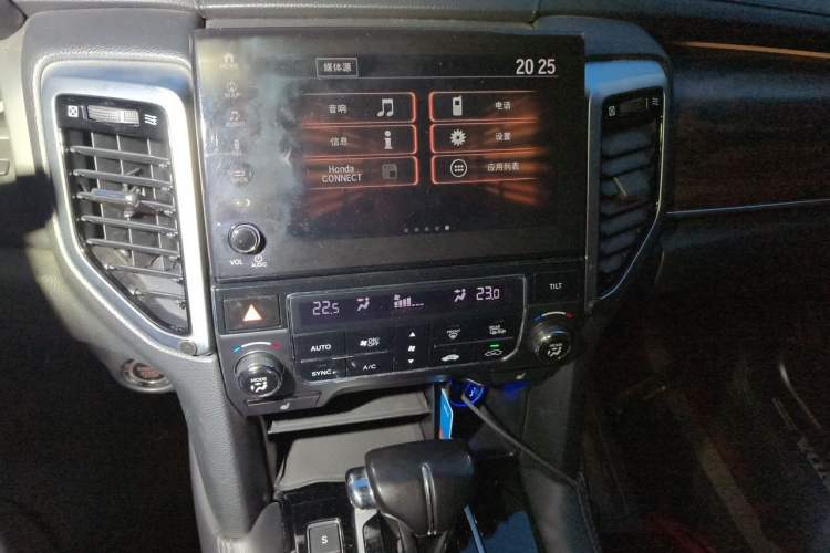 Used Honda UR-V 2017 240TURBO Two-Wheel Drive Luxury Edition China V Audio And AC Panel