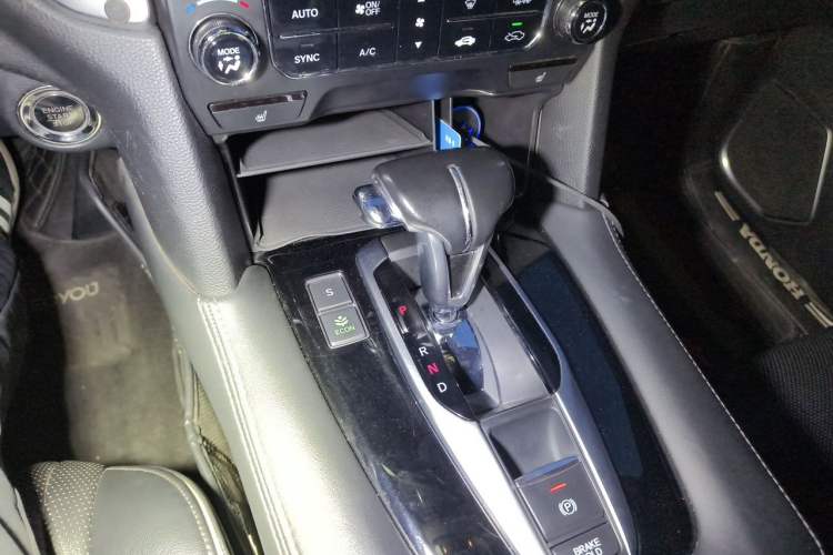 Used Honda UR-V 2017 240TURBO Two-Wheel Drive Luxury Edition China V Gear Lever