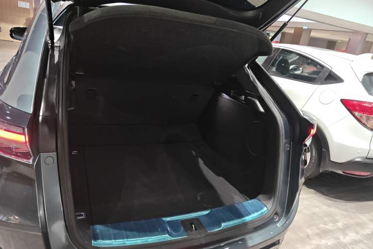 Used Honda UR-V 2020 370TURBO Two-Wheel Drive Luxury Edition Trunk