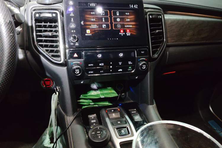 Used Honda UR-V 2020 370TURBO Two-Wheel Drive Luxury Edition Audio And AC Panel