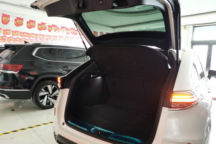 Used Honda UR-V 2020 370TURBO Two-Wheel Drive Luxury Edition Trunk