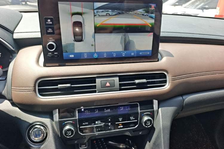 Used Honda UR-V 2023 370TURBO Two-Wheel-Drive Luxury Edition Audio And AC Panel