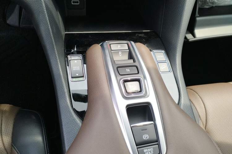 Used Honda UR-V 2023 370TURBO Two-Wheel-Drive Luxury Edition Gear Lever