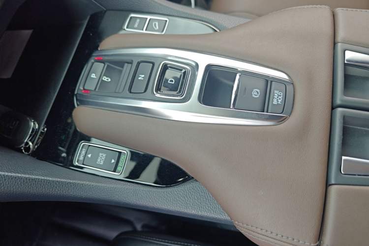 Used Honda UR-V 2023 370TURBO Two-Wheel-Drive Luxury Edition Gear Lever