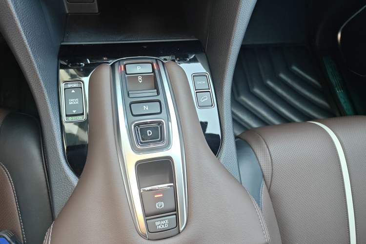 Used Honda UR-V 2023 370TURBO Two-Wheel-Drive Luxury Edition Gear Lever