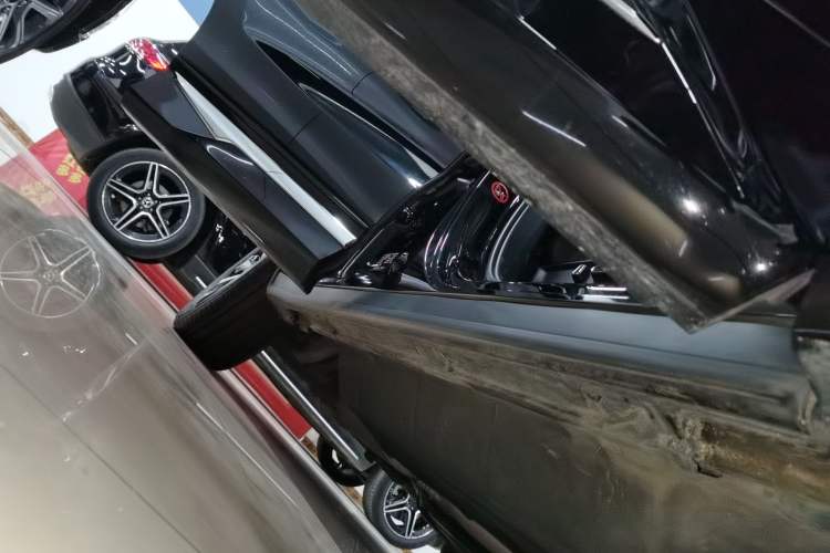 Used Honda UR-V 2023 370TURBO Two-Wheel-Drive Luxury Edition Right Side Sill