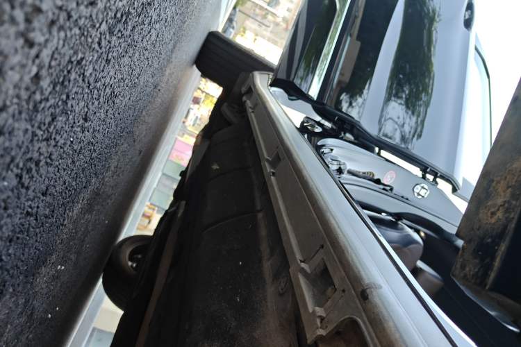Used Honda UR-V 2023 370TURBO Two-Wheel-Drive Luxury Edition Right Side Sill