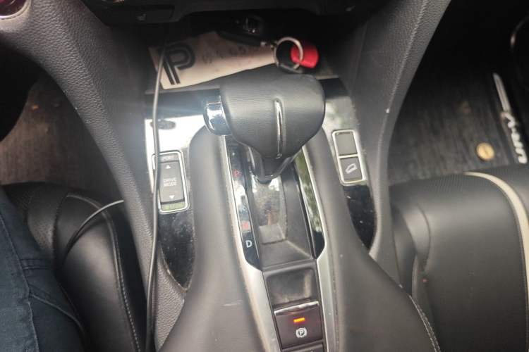 Used Honda UR-V 2023 240TURBO Two-Wheel Drive Zhijing Edition Gear Lever
