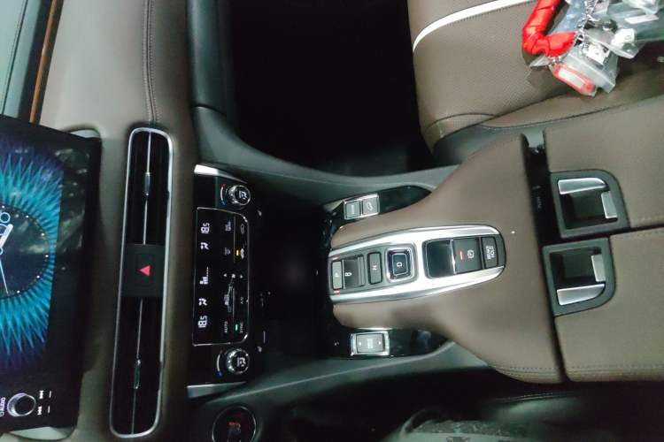 Used Honda UR-V 2023 370TURBO Two-Wheel-Drive Luxury Edition Gear Lever
