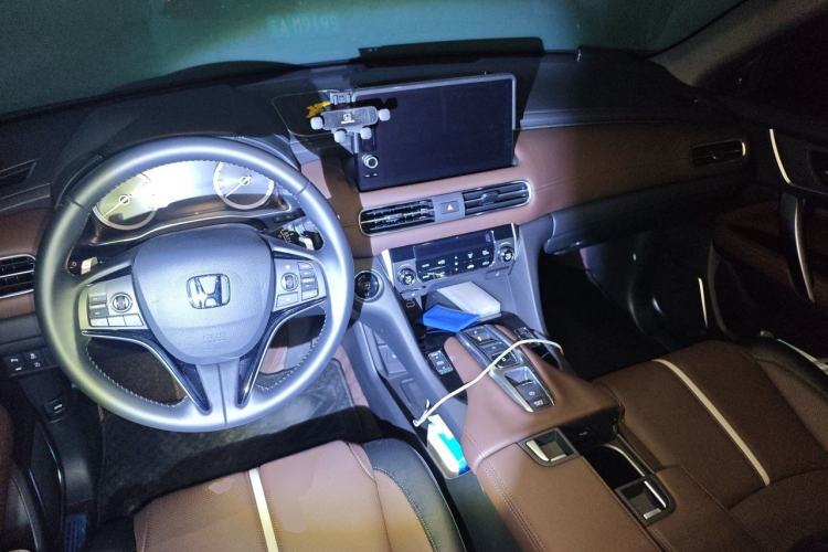 Used Honda UR-V 2024 370TURBO Two-Wheel-Drive Luxury Edition Center Console