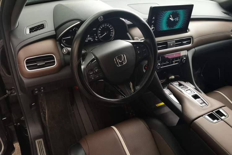 Used Honda UR-V 2024 370TURBO Two-Wheel-Drive Luxury Edition Center Console
