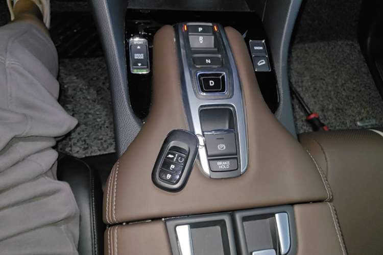 Used Honda UR-V 2024 370TURBO Two-Wheel-Drive Luxury Edition Gear Lever