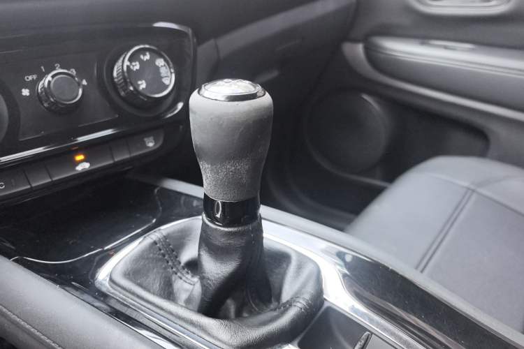 Used Honda Vezel 2015 1.5L manual two-wheel drive Comfort trim level Gear Lever