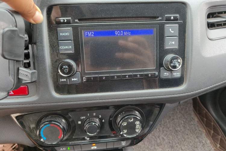 Used Honda Vezel 2015 1.5L manual two-wheel drive Comfort trim level Audio And AC Panel
