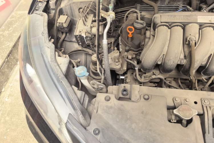 Used Honda Vezel 2015 1.5L CVT two-wheel drive Comfort trim Engine Bay Right