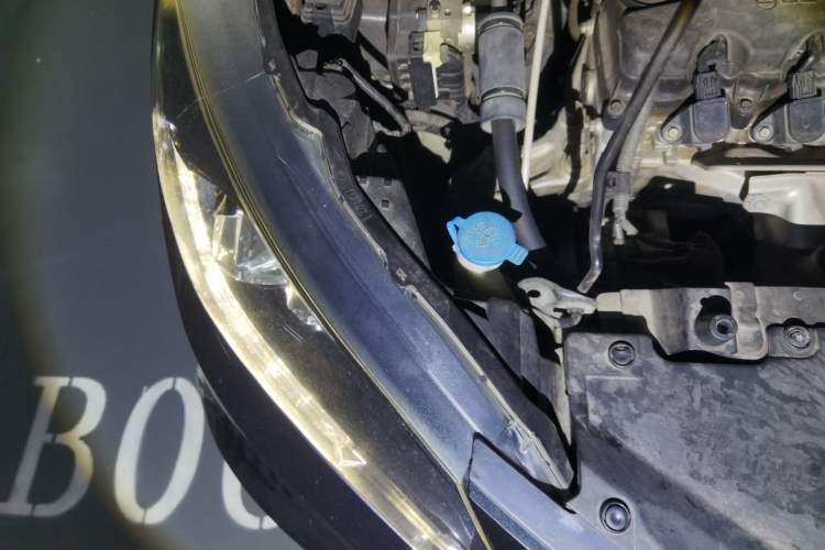 Used Honda Vezel 2015 1.8L CVT 2WD Luxury Model Engine Bay Right