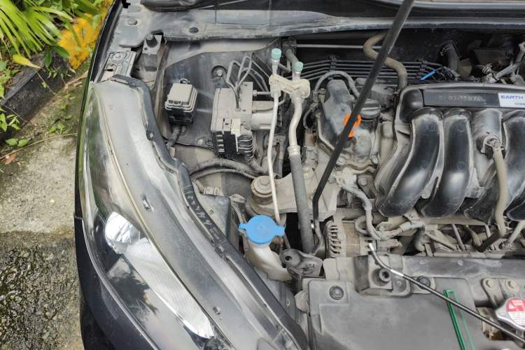 Used Honda Vezel 2015 1.5L CVT two-wheel drive Comfort trim Engine Bay Right