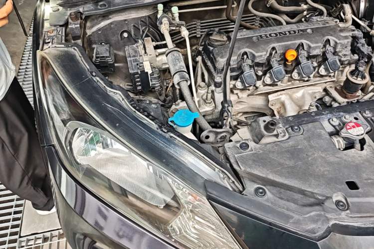 Used Honda Vezel 2015 1.8L CVT 2WD Elite Model Engine Bay Right