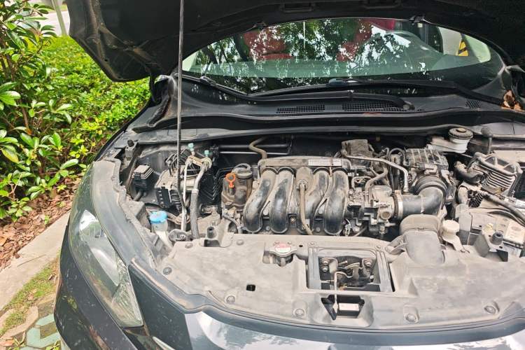 Used Honda Vezel 2015 1.5L CVT two-wheel drive Comfort trim Engine Bay Right