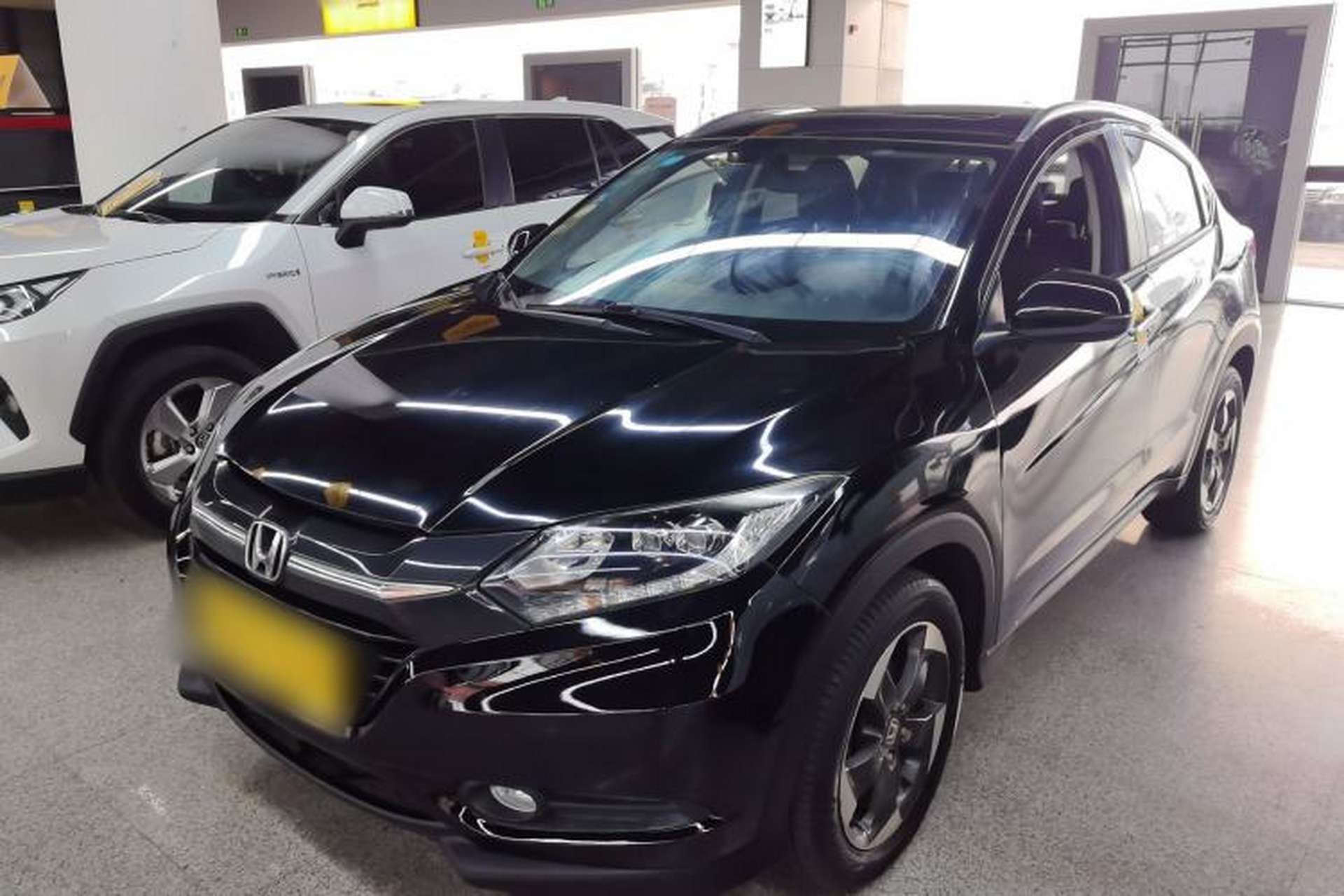 Used Honda Vezel 2015 1.8L CVT 2WD Luxury Model Front Left 45 Deg