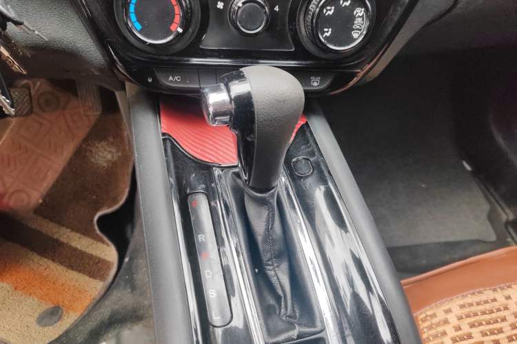 Used Honda Vezel 2015 1.5L CVT two-wheel drive Comfort trim Gear Lever
