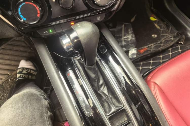 Used Honda Vezel 2015 1.5L CVT two-wheel drive Comfort trim Gear Lever