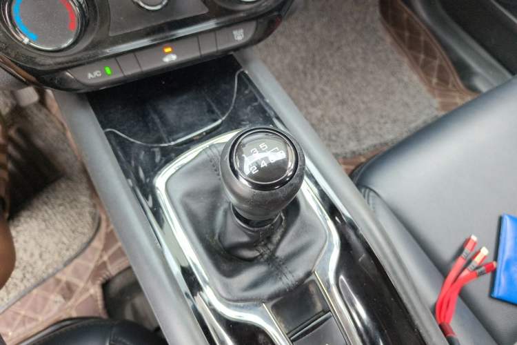 Used Honda Vezel 2015 1.5L manual two-wheel drive Comfort trim level Gear Lever