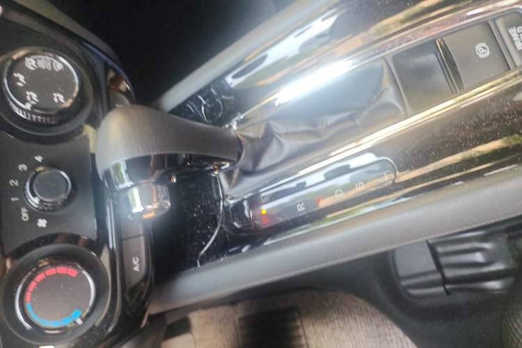 Used Honda Vezel 2015 1.5L CVT two-wheel drive Comfort trim Gear Lever