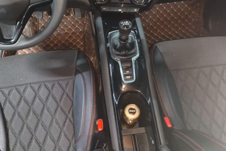Used Honda Vezel 2015 1.5L manual two-wheel drive Comfort trim level Gear Lever