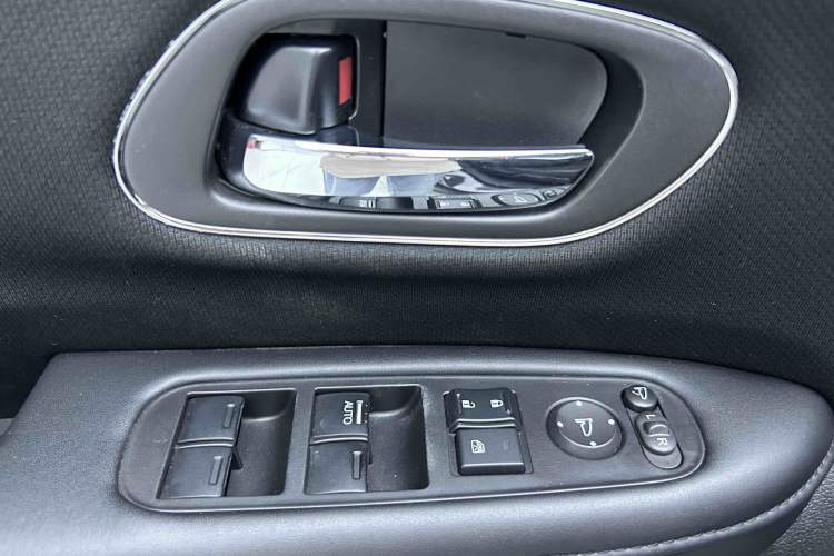 Used Honda Vezel 2015 1.8L CVT 2WD Luxury Model Interior 7