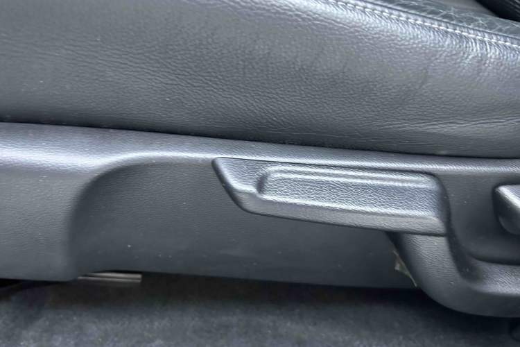 Used Honda Vezel 2015 1.8L CVT 2WD Luxury Model Interior 8